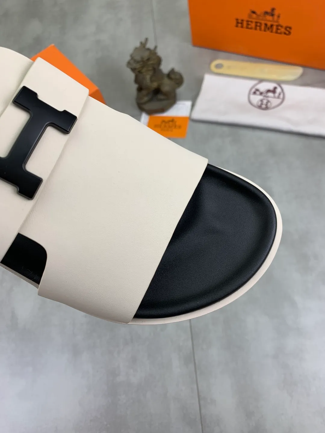 Men's shoes 💰P440 New [HERMES] high-end quality new Hermès slippers, made of imported silk calfskin, wear-resistant and non-slip rubber outsole. Fashionable and elegant code number: 39-44 (38 45 46 customized)